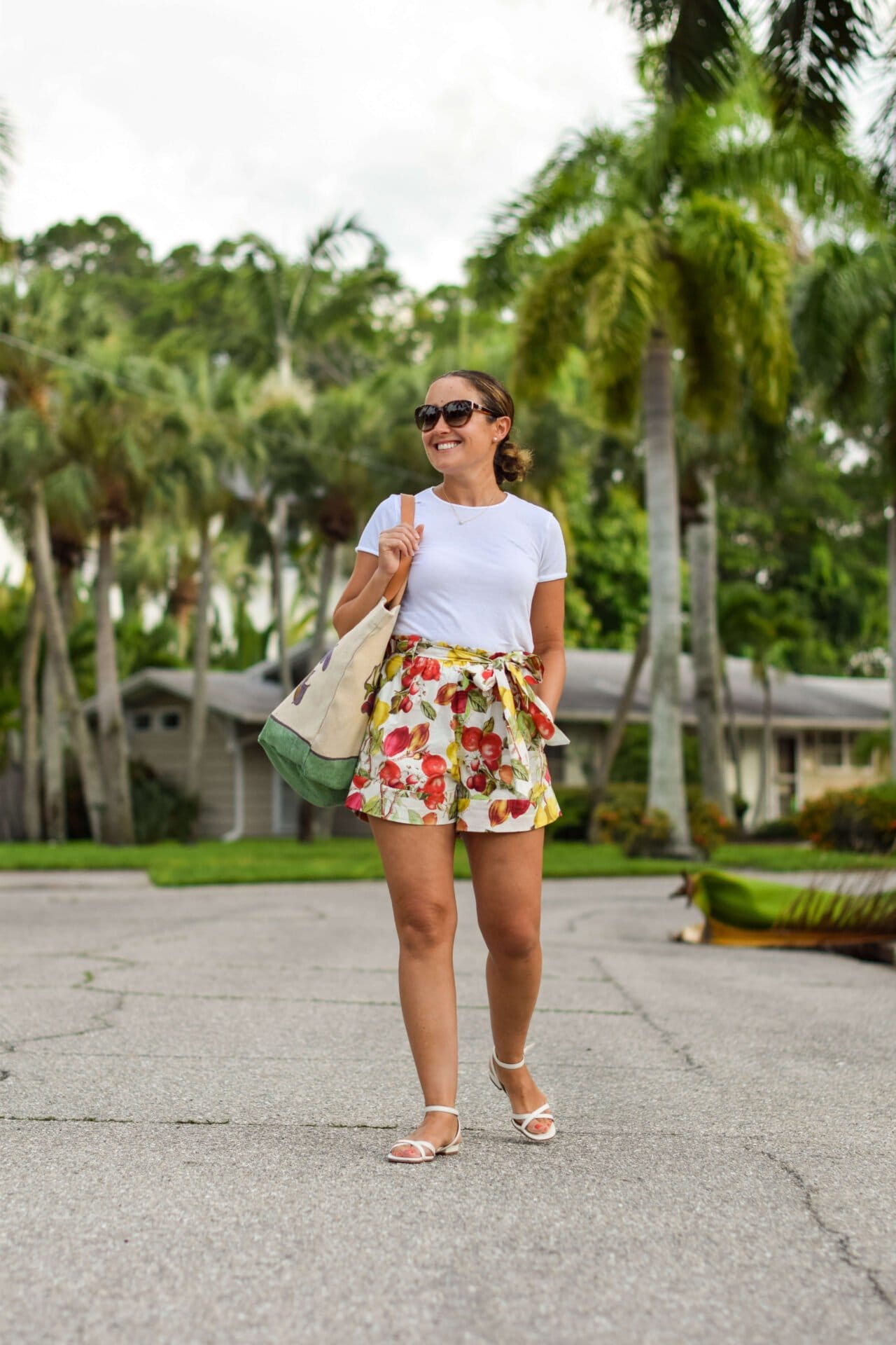 Cara Cara Shorts Vince Tee Mansur Gavriel Tote Margaux Shoes Look by Modnitsa Styling